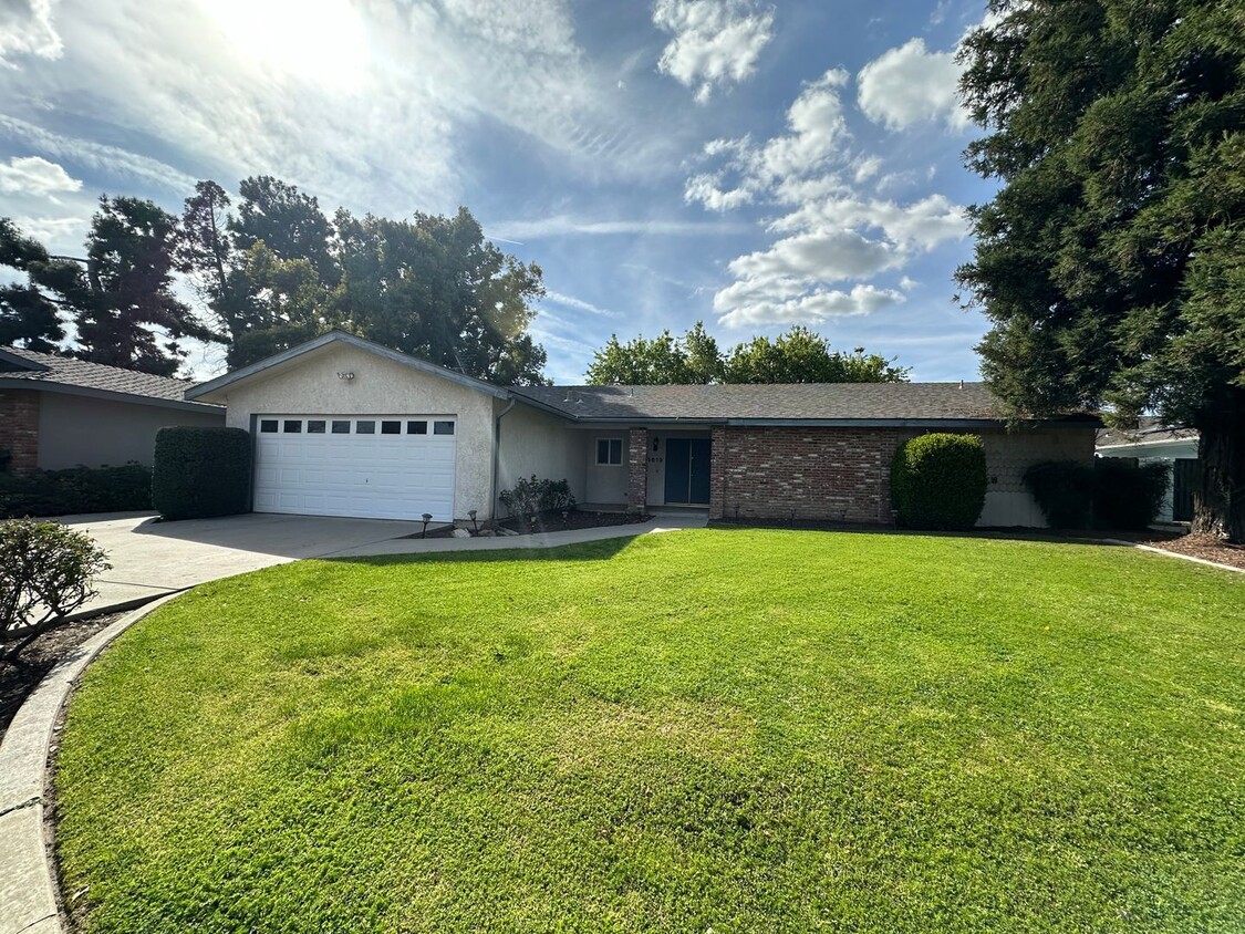 Foto principal - Charming Mid-Century home available in des...