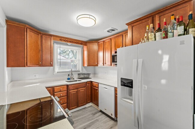 Building Photo - Charming 3-bedroom House