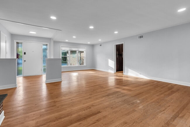 Foto del edificio - 6811 N Kenneth Ave