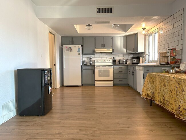 Building Photo - 2351 W Emelita Ave