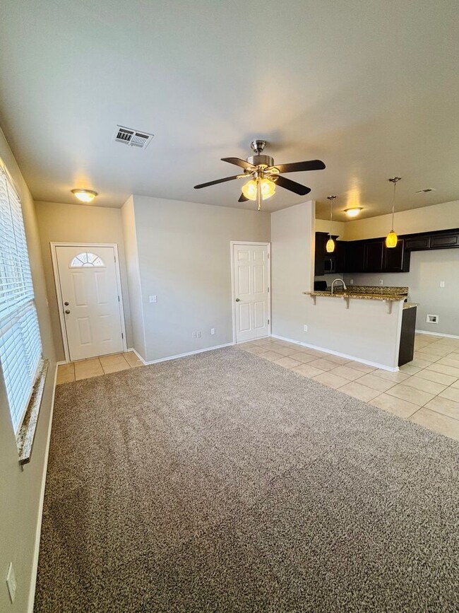 Foto del edificio - 3 Bedroom 2 Bath Duplex with 2 car Garage!!