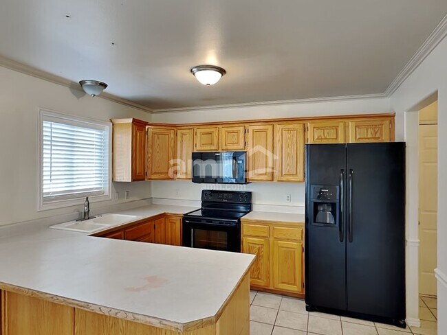 Building Photo - 523 E Center St