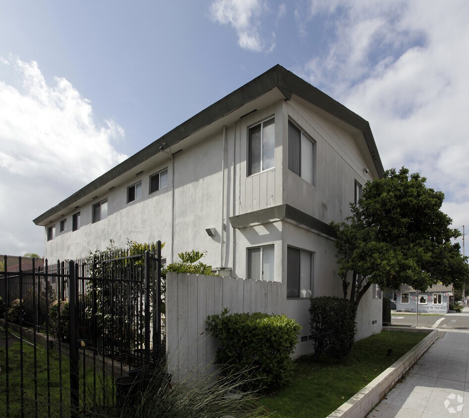 Building Photo - 4681-4685 Kansas St