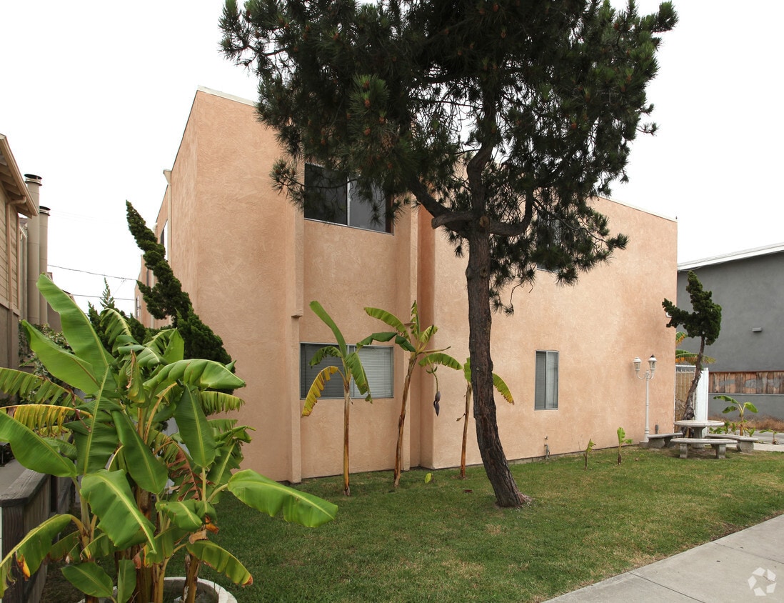 Building Photo - 4725 Mansfield St