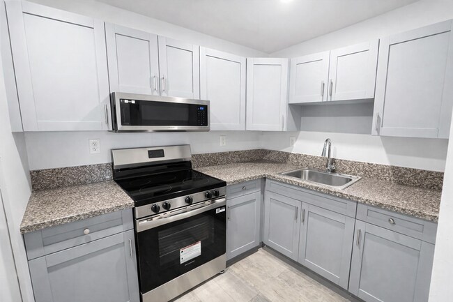 Foto del edificio - Casa Linda Apartments-3300 S Dixie Hwy