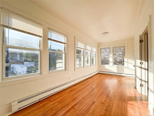 Foto del edificio - 66-03 52nd Ave
