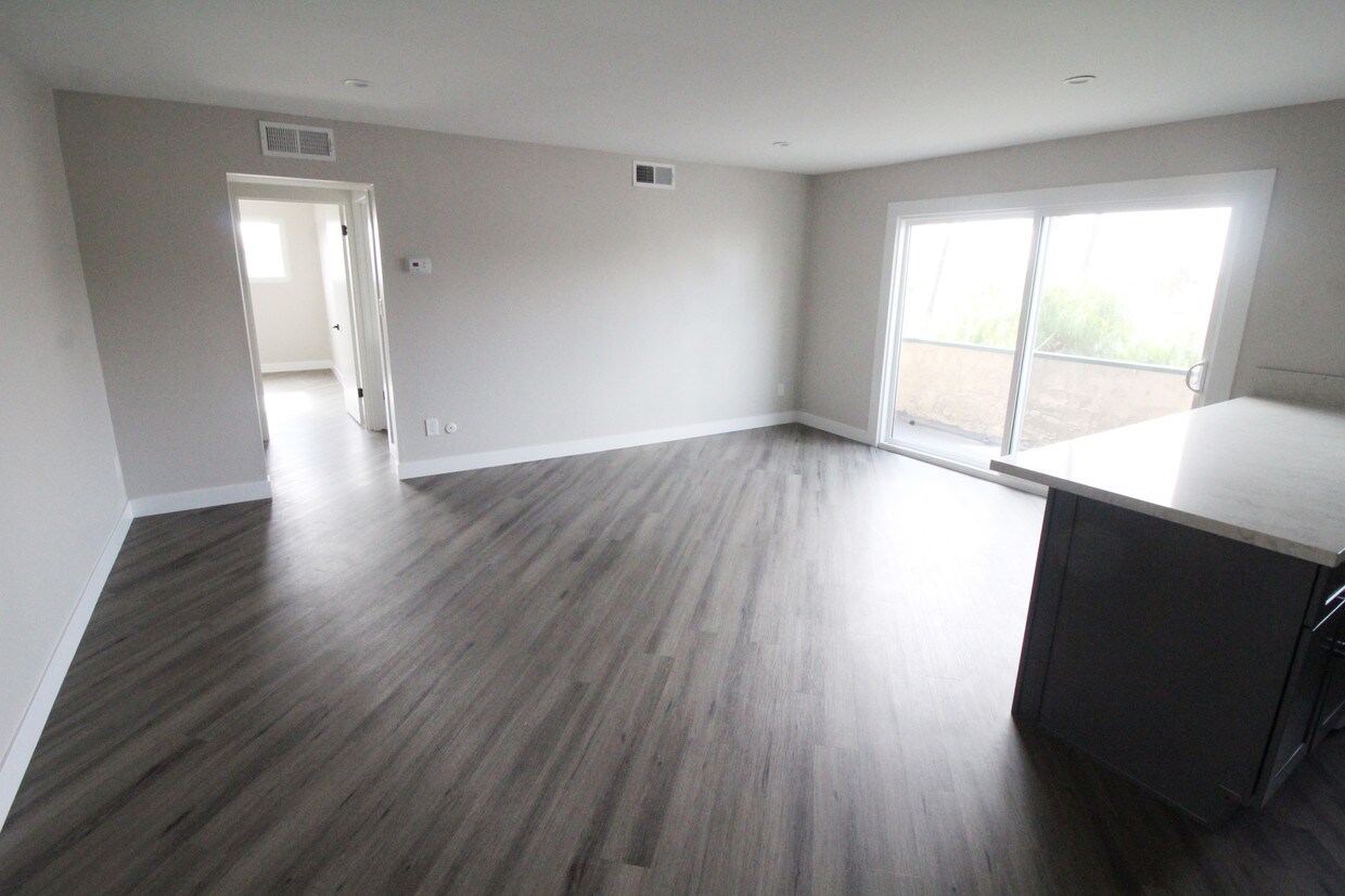 Foto principal - 5333 Russell Ave