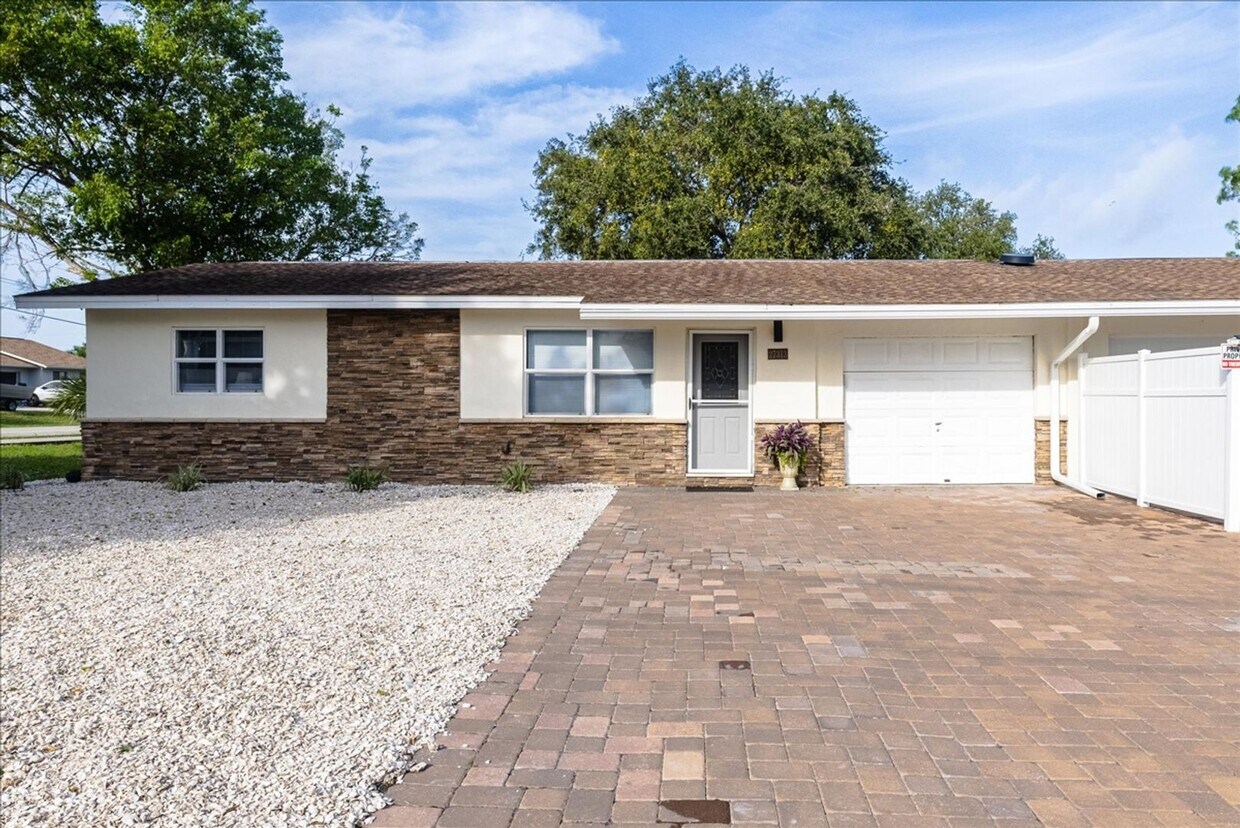 Foto principal - ANNUAL RENTAL - 3 Bed, 2 Bath Fully Furnis...