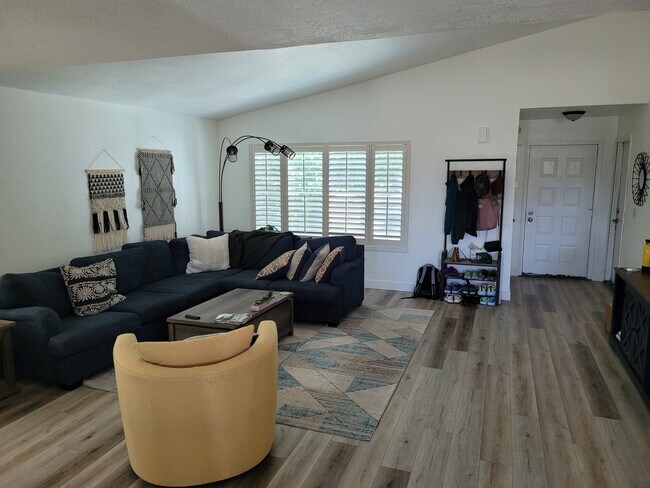 Lovely living room - 826 Scottsdale Dr
