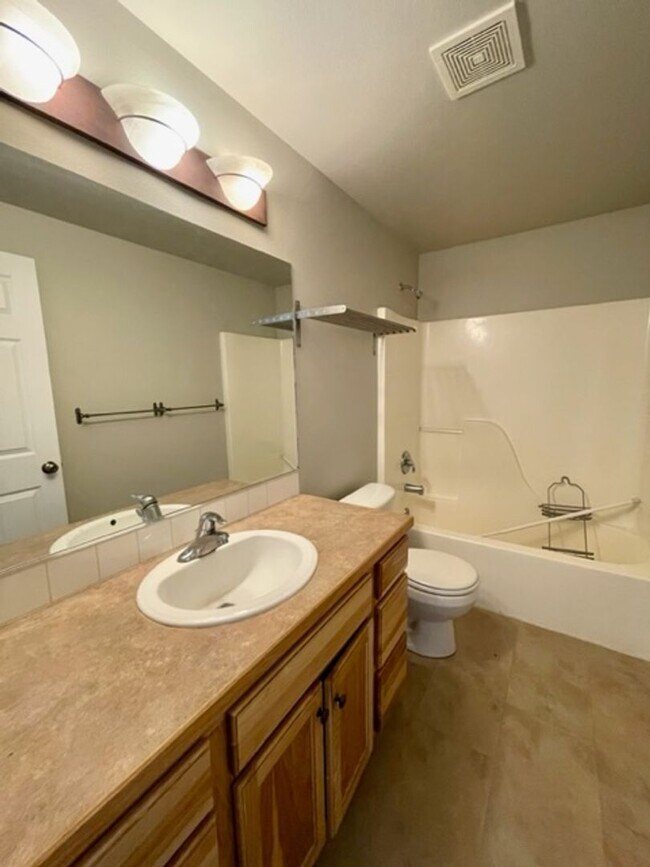 Building Photo - Gorgeous single level home in SE Bend with large fenced in backyard!