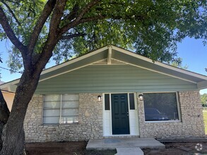 Building Photo - 1108 Reyes St