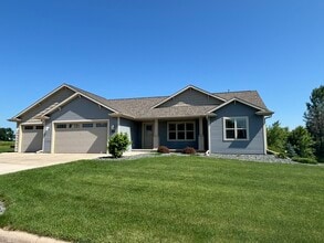 Building Photo - 207 Greenbrier Dr