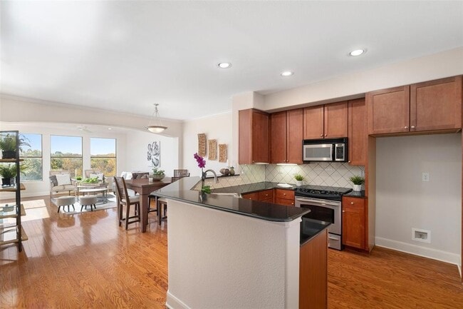 Building Photo - 500 Waters Edge Dr