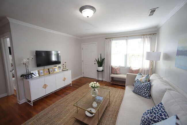 Foto del edificio - Two Bedroom Cottage in Five Points - Insid...