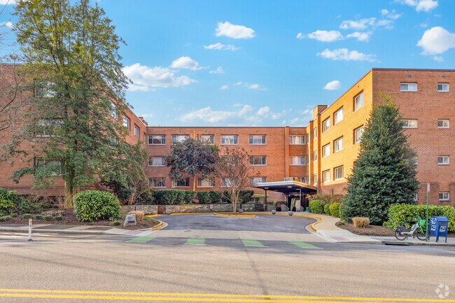 Foto del edificio - 3900 Tunlaw Rd NW