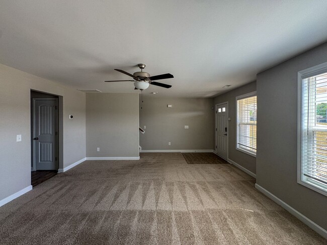 Building Photo - 3 Bed 2.5 Bath Home with Spacious Fenced Backyard
