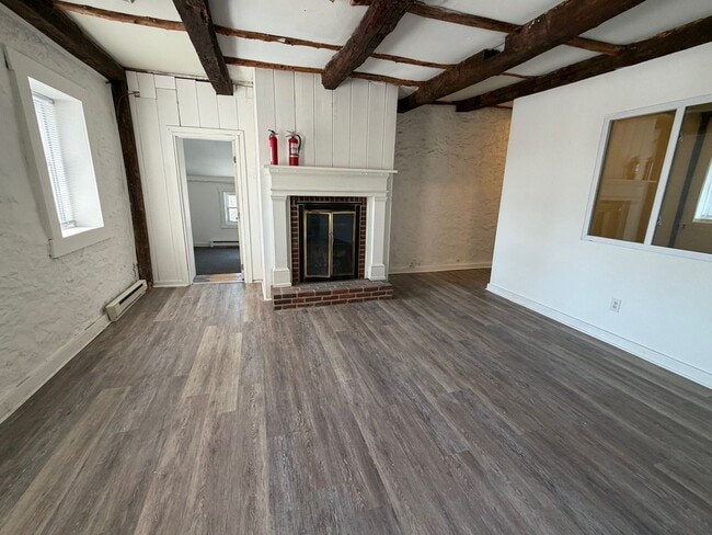 Foto del edificio - Unique 3 Bedroom with Den in Historic Building on Germantown Pike!