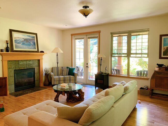 Building Photo - 4 bdrm/2.5 bath Custom Home on the Southside