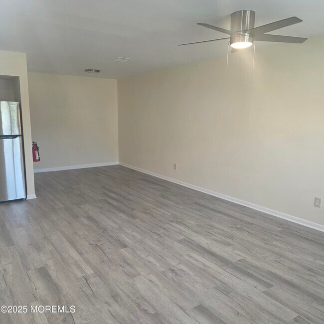Foto del edificio - 290 N Main St