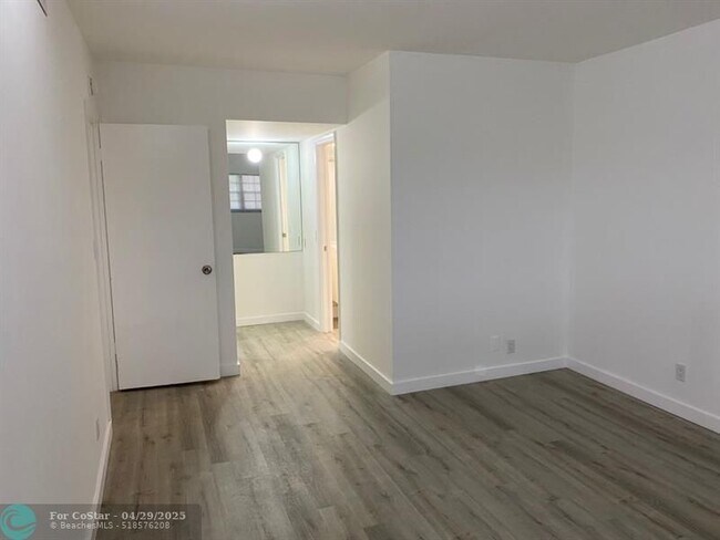 Foto del edificio - 3250 N Palm Aire Dr
