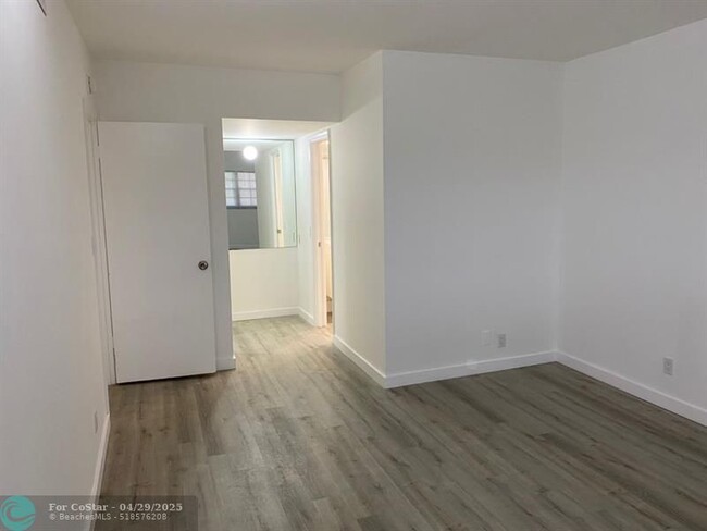 Building Photo - 3250 N Palm Aire Dr
