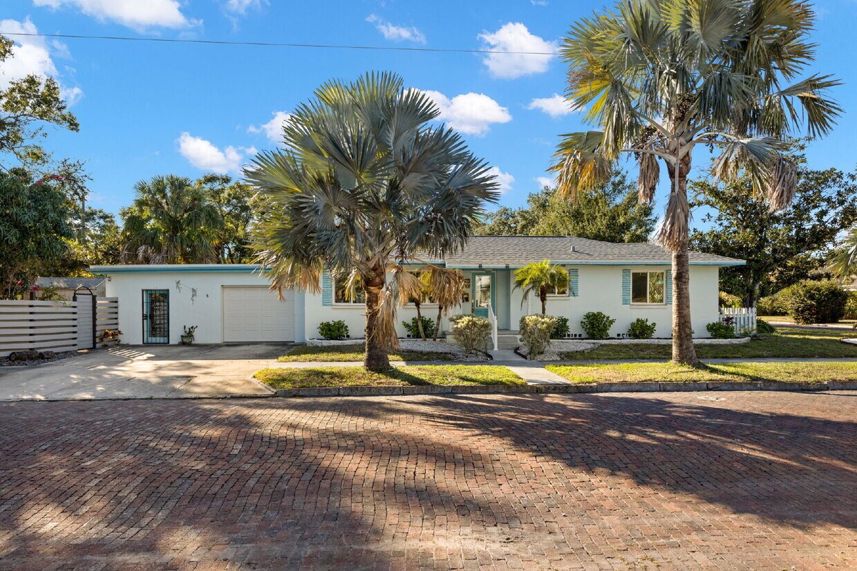 Foto principal - "Charming 3-Bed, 2-Bath Oasis in the Heart of Saint Petersburg – 1,366 Sq Ft of Comfort!"