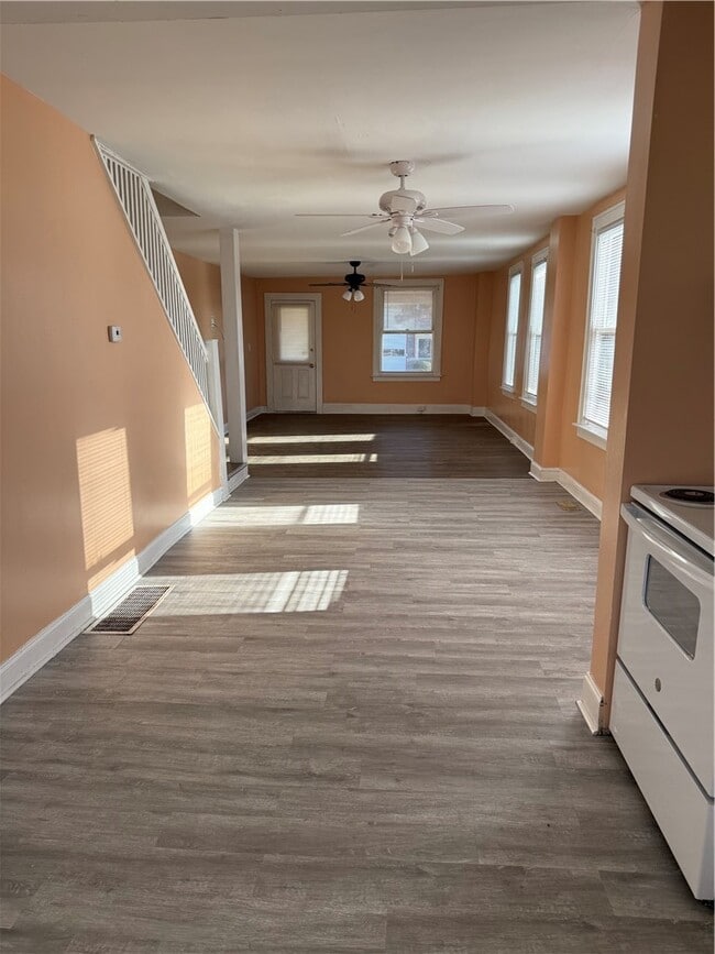 Foto del edificio - 106 W 2nd St