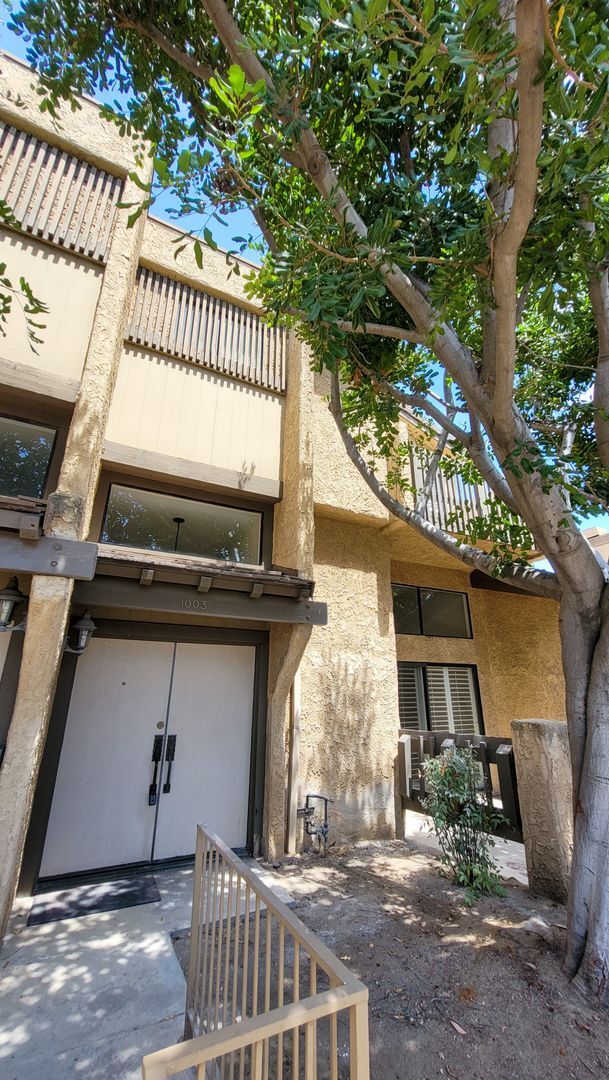 Foto del edificio - Beautifully Remodeled 3 Bed 3 Bath Townhou...