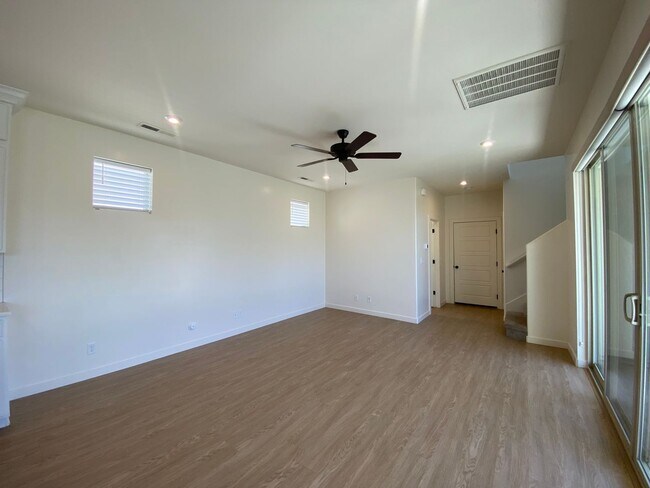 Building Photo - SPACIOUS HOME AVAILABLE IN DESERT COLOR!