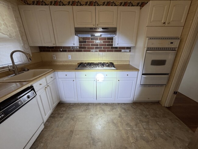 Building Photo - 9000 Clarion Dr