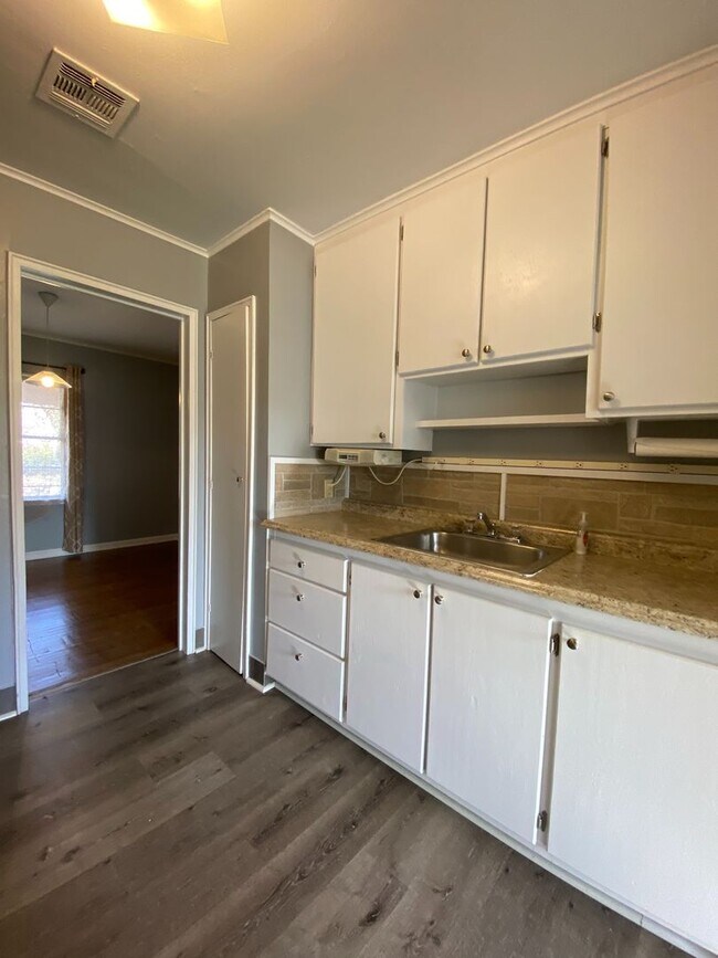 Building Photo - 3 Bedroom house near TU!!!