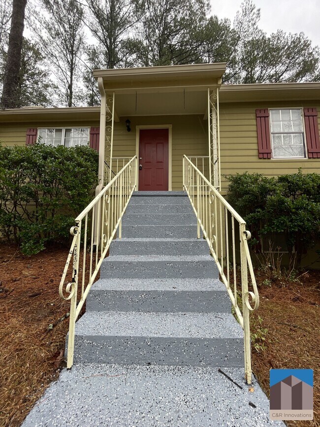 Building Photo - 2595 Woodland Dr NW