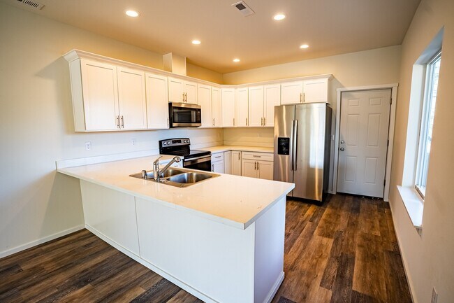 Building Photo - Large Duplex in a Quiet Location!