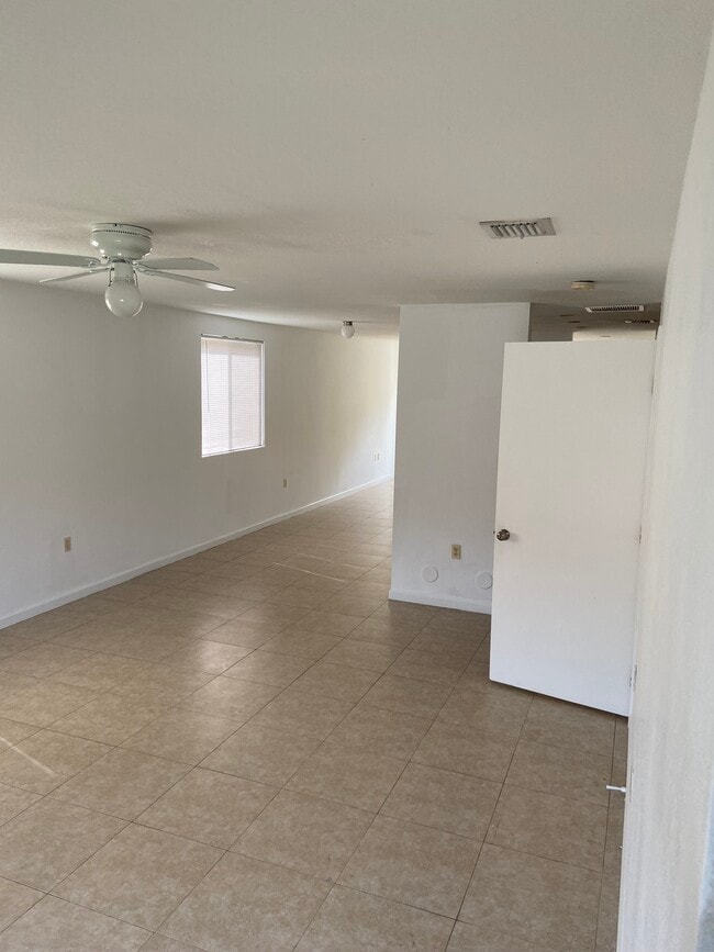 Vista de la sala de estar desde la parte inferior de la escalera. - 812 NW 22nd Pl