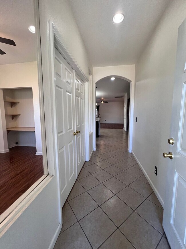 Foto del edificio - Super cute home with 3 car garage in a des...
