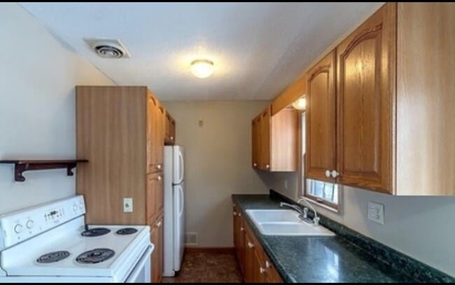 Kitchen - 802 Le Hillier St