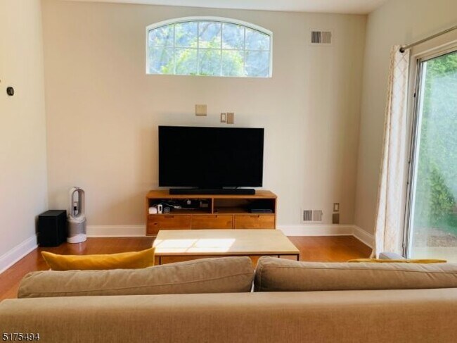 Foto del edificio - 5 Artillery Park Rd