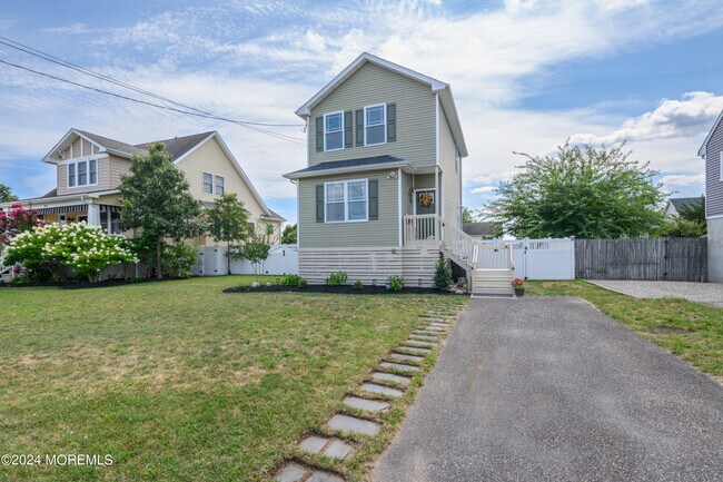Building Photo - 201 Riviera Dr