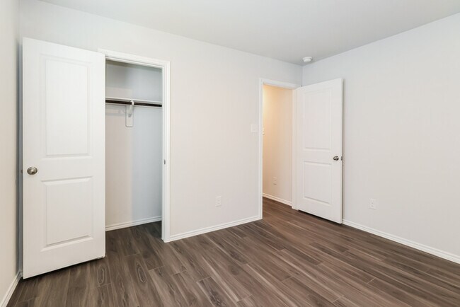 Building Photo - 2170 Middle Rdg Dr