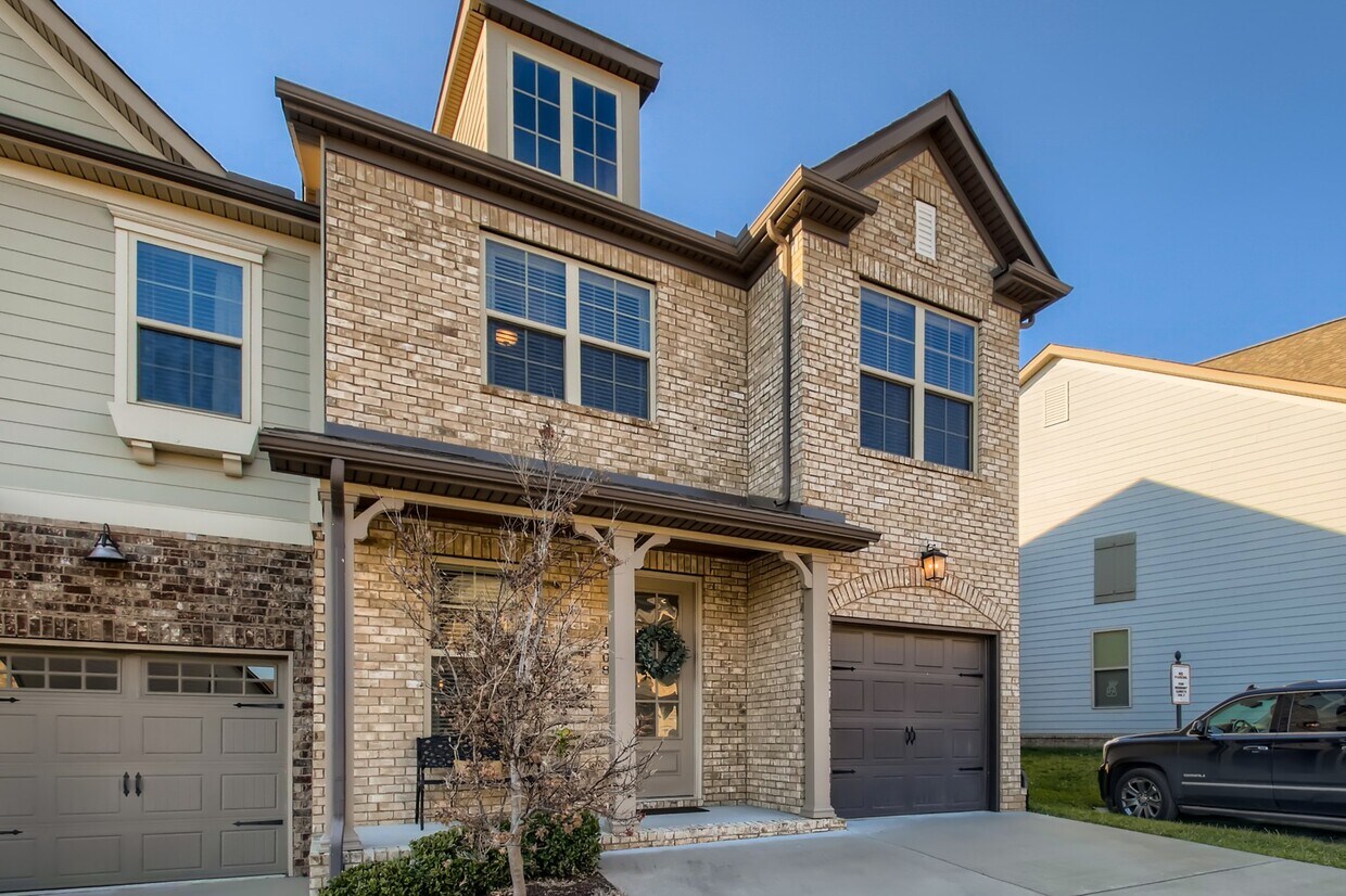 Exterior Frant - All Brick! - 1608 Hampshire Plz