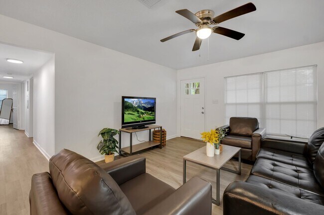 Foto del edificio - Newly Renovated 3 Bedroom Close to Campus!