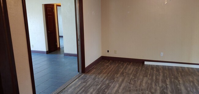 Building Photo - Nice 2 bed 2 bath home with screen porch