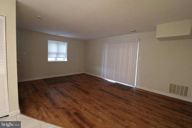 Building Photo - 32 Pin Oak Ln