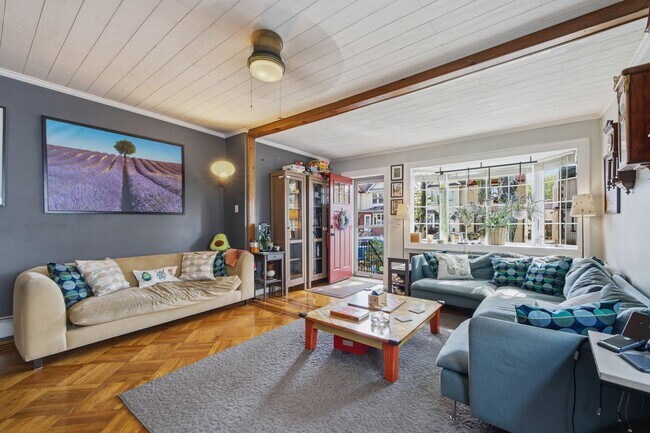 Foto del edificio - Fully Furnished Family Home in Glendale, NY