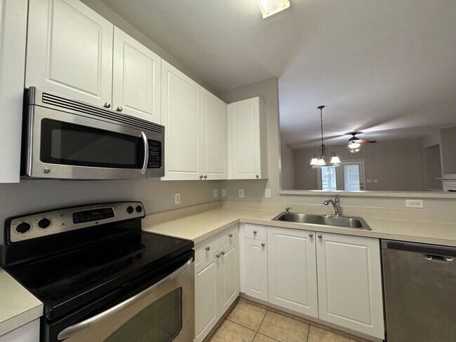 Building Photo - 3 Bedroom Townhome