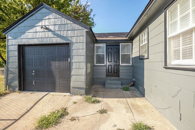 Foto del edificio - Beautiful 2 Bedroom Remodel! Available Today!