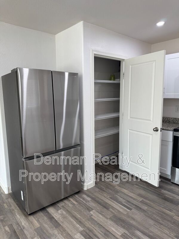 Foto del edificio - 227 W Douglas Ave