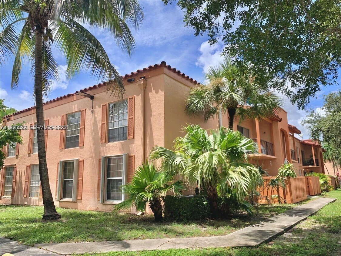 Foto principal - 7110 Fairway Dr