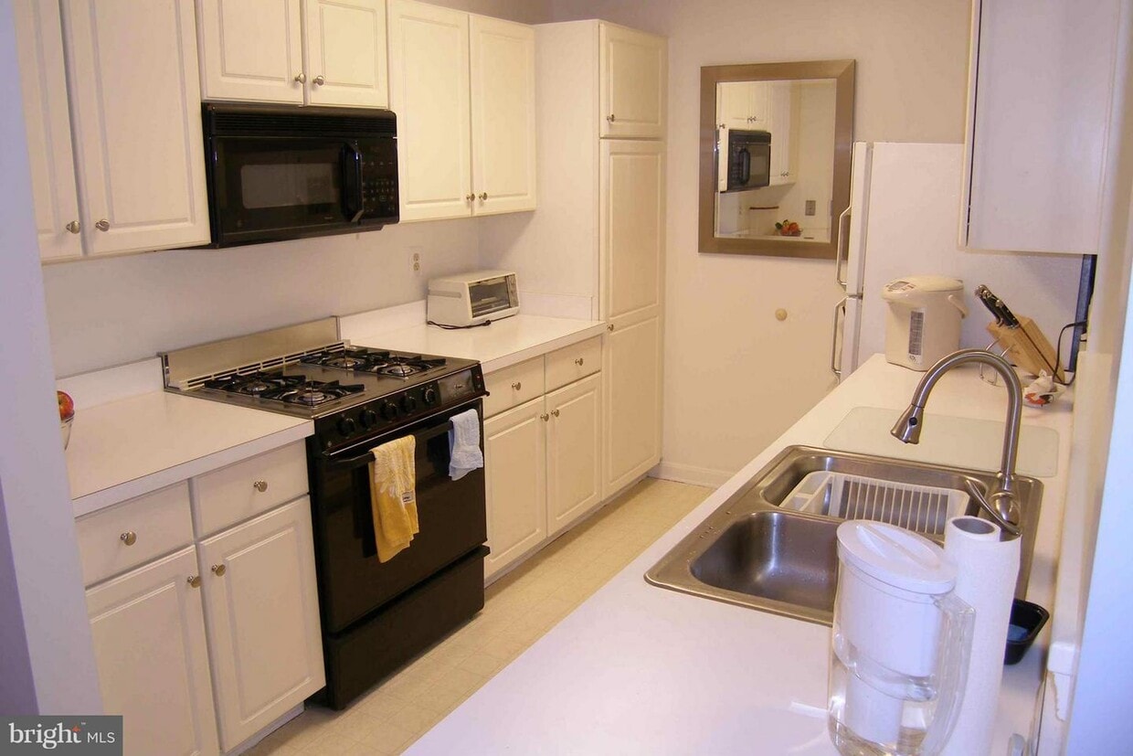 Primary Photo - 10021 Vanderbilt Cir
