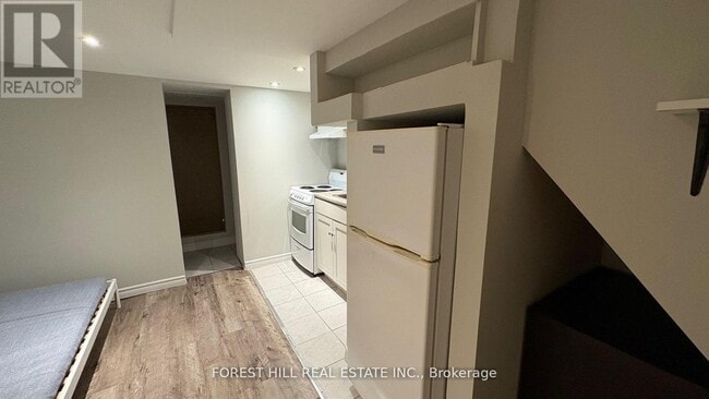 Building Photo - 8 Poplar Plains Crescent